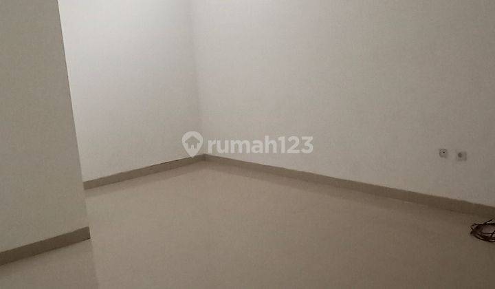 Rumah 3 lantai di daerah strategis 9