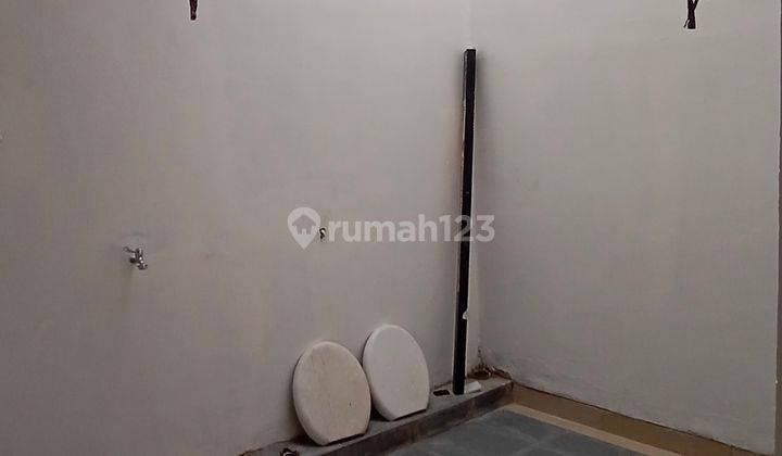 Rumah 3 lantai di daerah strategis 12