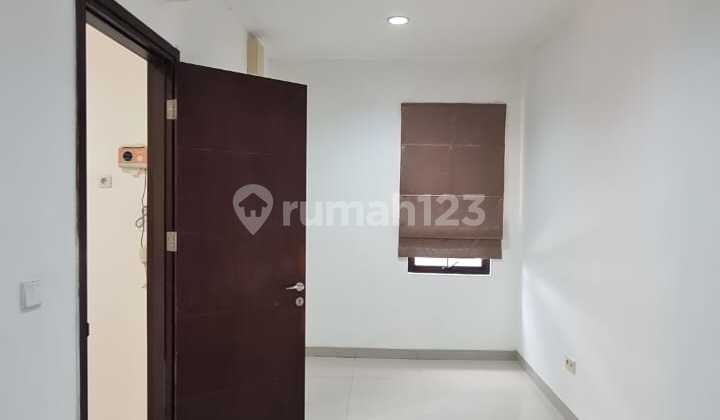 DISEWAKAN RUMAH GREEN LAKE CITY CLUSTER EAST ASIA HOOK SEMI FURNISHED 11x12 2