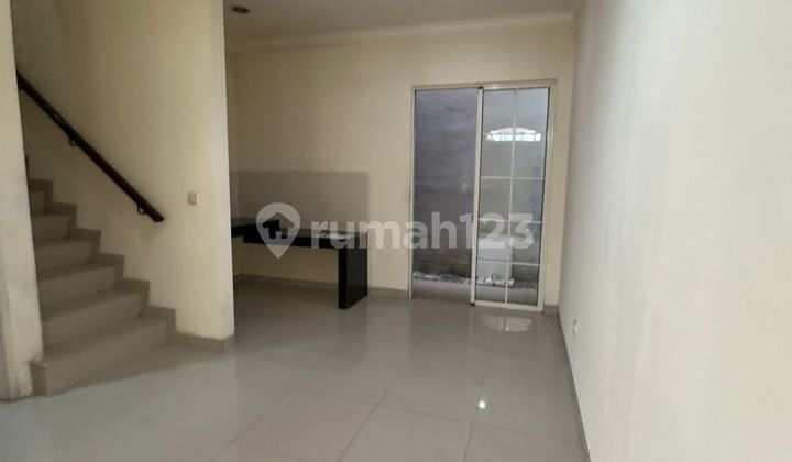 DISEWAKAN RUMAH GREEN LAKE CITY CLUSTER WEST EUROPE SEMI FURNISHED 2
