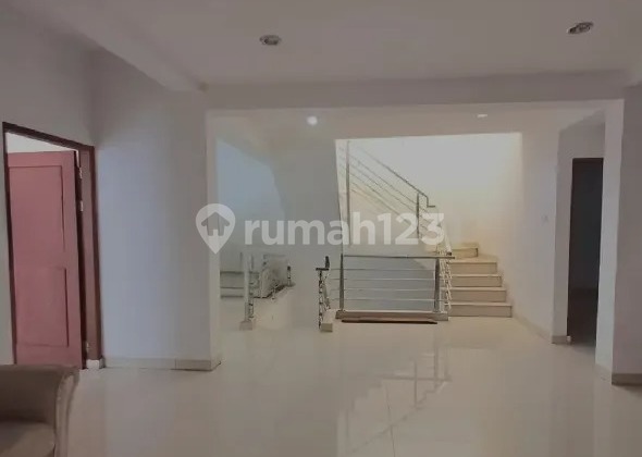 2 RUMAH GANDENG DALAM KOMPLEK DI INTI KOTA 1