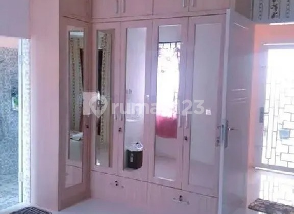 DIJUAL RUMAH DI DALAM KOMPLEK MERCI BARN 2