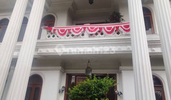 Rumah Mewah Sultan di Batununggal Indah Estate Gaya Klasik