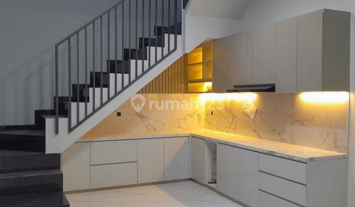 Rumah Baru Kitchen Set Luxury di Singgasana Pradana Tengah 1