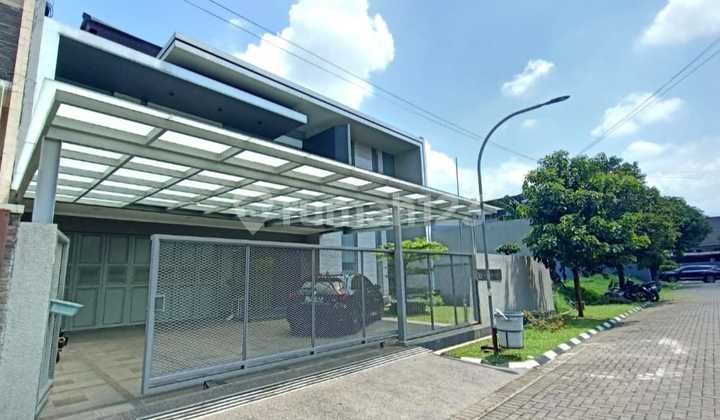 Rumah Mewah 2 Lantai di Batununggal Indah Estate Dekat Griya