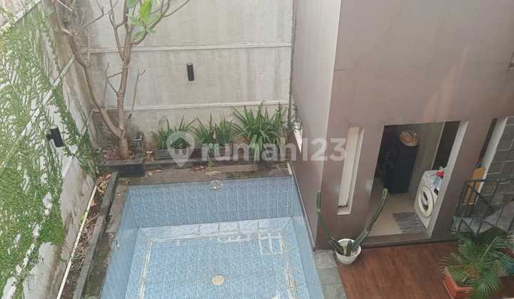 Rumah Dengan Kolam Renang Di Cluster Batununggal Indah