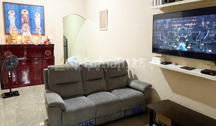 For Quick Sale: House Ready for Renovation in Glory Home Seipanas Batam Center For Quick Sale: House Ready for Renovation in Glory Home Seipanas Batam Center