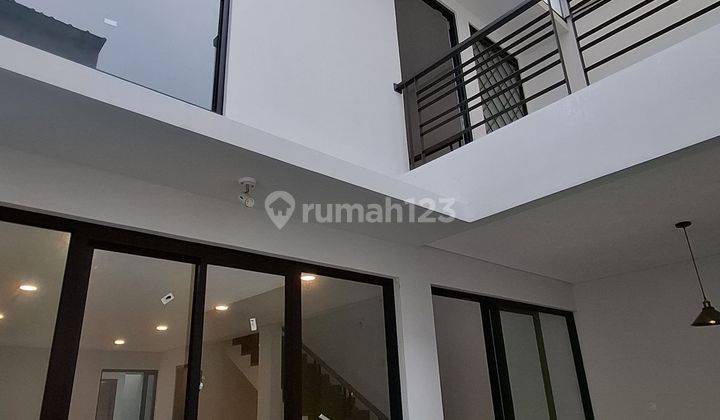 Rumah Minimalis Modern, Siap Huni, 2 Lantai di Taman Holis Indah 1