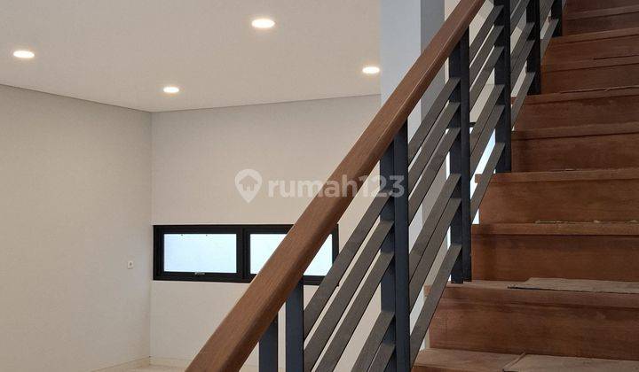 Rumah Minimalis Modern, Siap Huni, 2 Lantai di Taman Holis Indah 2