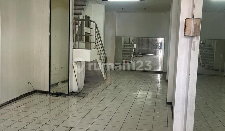 Business Shop Strategic Location Good Ready to Use in Otista