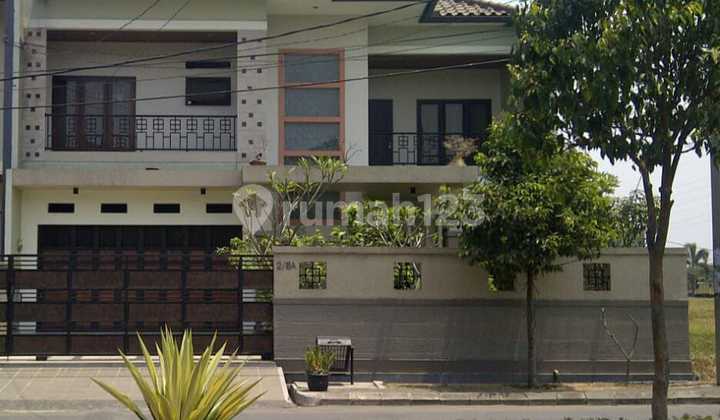 Luxury Elegant Lavish House Ready to Occupy on Main Road Batununggal