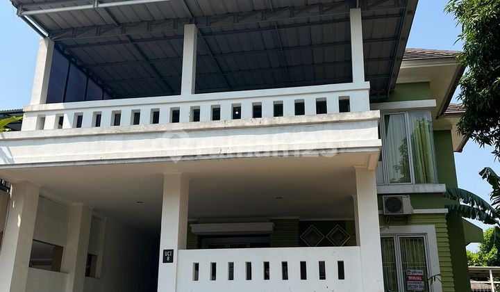 For sale: 2-story hook house, ready to occupy, in a tourist city. 2