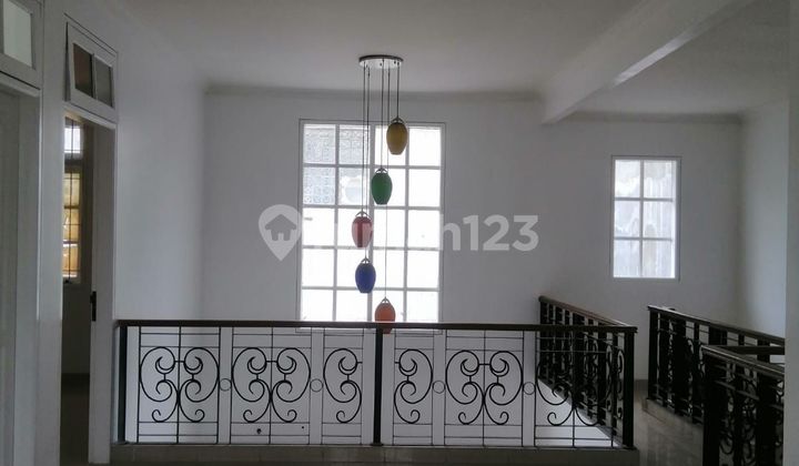 For sale 2-story house in boulevard legenda wisata. 2