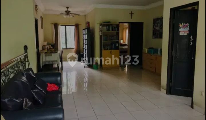 Quick sale: 2-story move-in ready house in a tourist city. 2