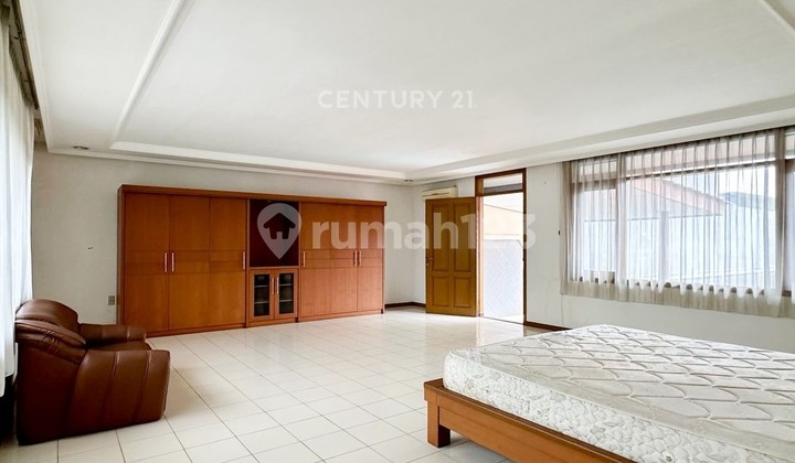 Disewakan Rumah Hook Siap Huni Depan Taman di Pondok Indah 2