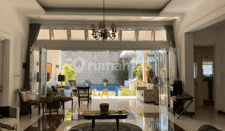 Dijual Rumah Tropis yang Asri Dilengkapi Kolam Renang