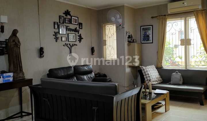 Rumah Rapi Lokasi Strategis dan Semi Furnish Area Citra 2 Ext Jakarta Barat