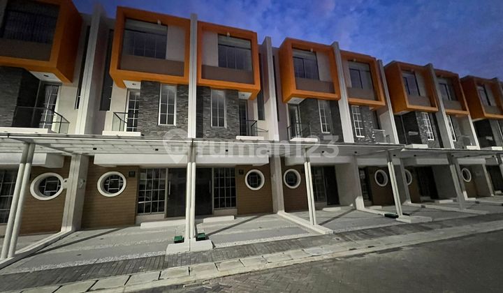 Disewakan rumah pik2 depan 3 lantai 3KT harga termurah Disewakan rumah pik2 depan 3 lantai 3KT harga termurah