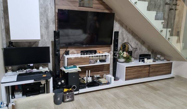 Rumah Minimalis 2.5 lantai rapi semifurnised hadap timur di gading puspa  2