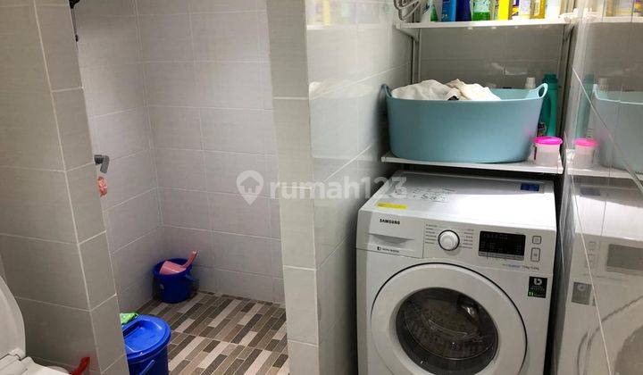 Desain Unik Dapur dan Toilet Jumbo Apartemen Gading Mediterania Residence 3 Kamar Tidur Bagus Semi Furnished 10