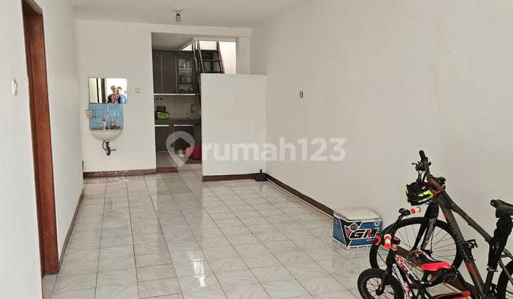 Dijual Rumah Bangunan 1,5 Lantai Luas Tanah 102 M2 di Komplek Janur Kuning