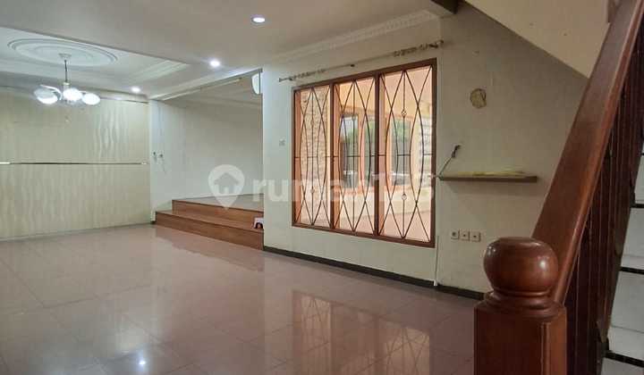 Turun Harga Drastis! Rumah Hoek Kelapa Molek Bangunan 2 Lantai Luas Tanah 230M2- Akses Jalan 3 Mobil