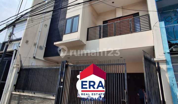 Dijual Rumah 4 Lantai + Rooftop di Graha Sunter Pratama dengan LT 100M2 dan LB 300M2 dengan Harga 3,5M Nego