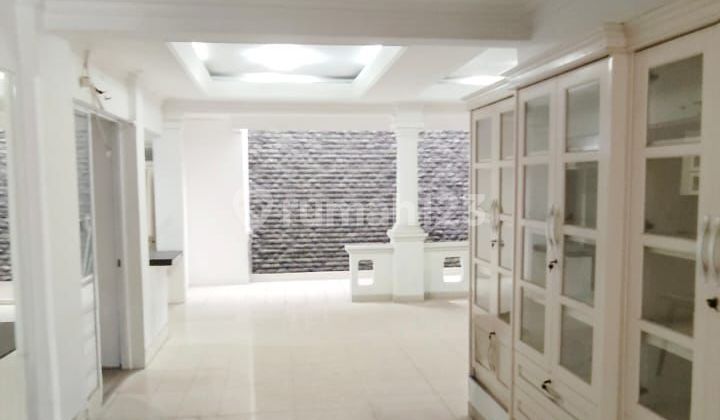 For Sale: Ready-to-Occupy 10x22 House in Villa Permata Gading - Building Area 400 m²