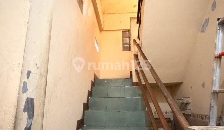 Dijual Kontrakan Aktif 3 Lantai LT 8  x 15 di Komplek Walikota - Bangunan Kokoh dan Potensi Income Besar