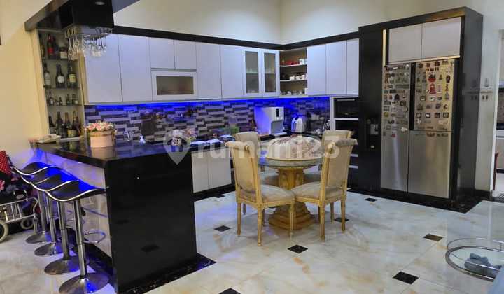 Jual Cepat! Rumah Minimalis 3 Lantai LT 234M2 di Pelangi Residences Hadap Selatan - Lokasi Premium