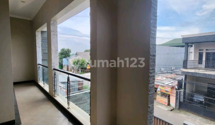 This house is very very good, never been lived in, clean environment, flood-free. This house is not in a housing complex, it's a two-story house. It's sold directly, meet the owner. Not too far from the main road, just minutes away, and also just minutes to the Cijago toll gate. Come on, when else can you own one? 2