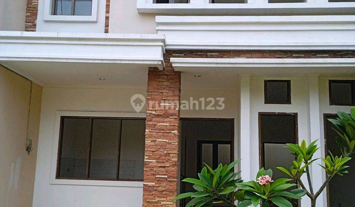 Rumah Dua Lantai Dan Sngat Strategis Buat Rumah Tinggal  1