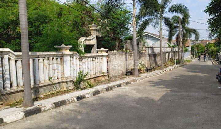 Rumah tersebut 2 lantai. Pinggir jln komplek 1