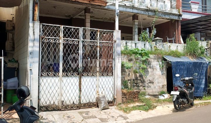 This house is very strategic, suitable for both residential and commercial use, located by the roadside (two sections of the road), flood-free. The current condition of the house requires renovation according to your taste. This property is being sold through a state auction. Own it soon, and it's also not far from the terminal. 2