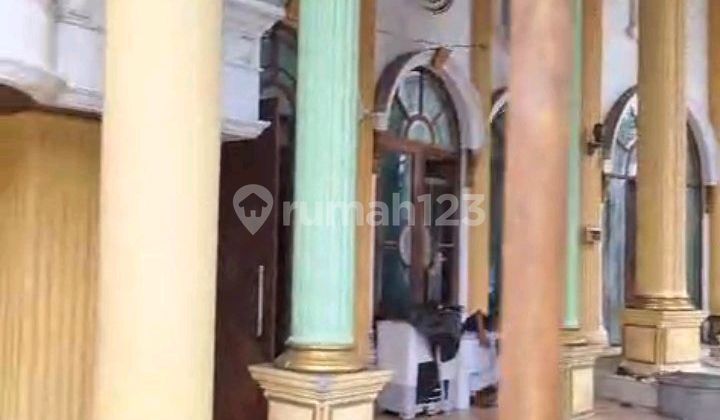 This house is very good for living in a large family and can also be used as an office. Access to Cibubur Toll Road and Cijago Toll Road +3. Km to the hospital, modern and traditional markets, close to schools, also close to main roads. This house asset is being sold through a state auction.