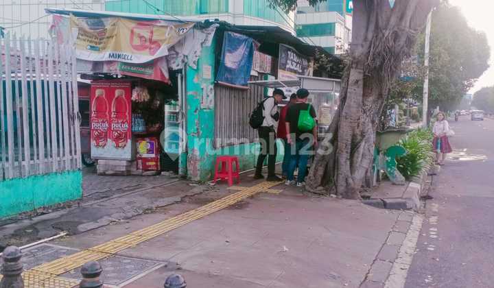 This is a highly strategic asset located along a main road, with offices on both sides of Pruis Road, such as RCTI Station and other buildings. It is sold via AJB (Deed of Sale) directly by the owner. The sale is calculated based on land only; there is an old building. Very suitable for building offices. Shourum. 2