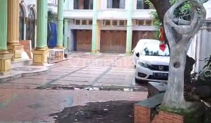 This house is very good for living in a large family and can also be used as an office. Access to Cibubur Toll Road and Cijago Toll Road +3. Km to the hospital, modern and traditional markets, close to schools, also close to main roads. This house asset is being sold through a state auction.