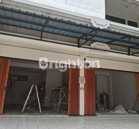 Disewakan Ruko 3 Lantai - Lokasi Super Strategis di Jalan Utama Hasanudin