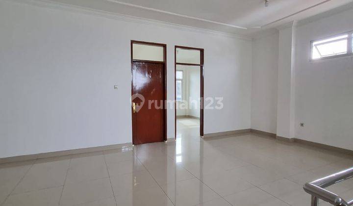 Tempat Usaha Modern Otista Sangat Terawat  9