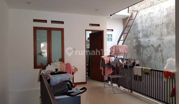 Rumah 2 Lantai Bagus Semi Furnished di Setra Duta, Bandung 2