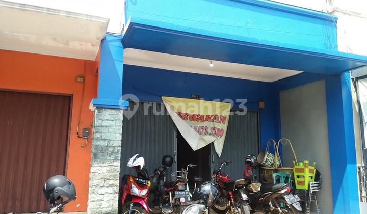 Shop House for Rent on Main Roadside Near Palace with Shared Parking in Residential Area.