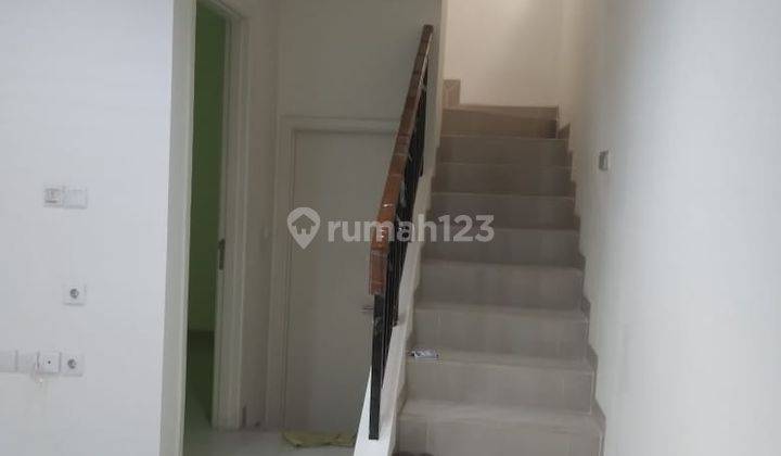 ruang keluarga rumah 2 lt semi furnished