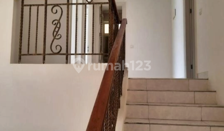 Rumah 2 lt Terawat Semi Furnished di The Green Bsd 2