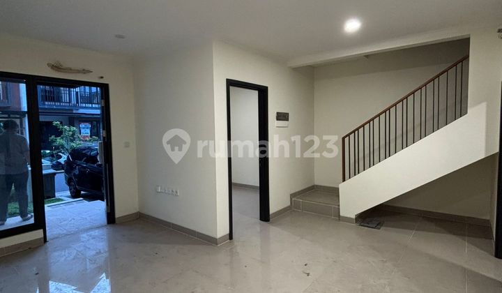 3-story house well-maintained ready to occupy in Leonora Gading Serpong