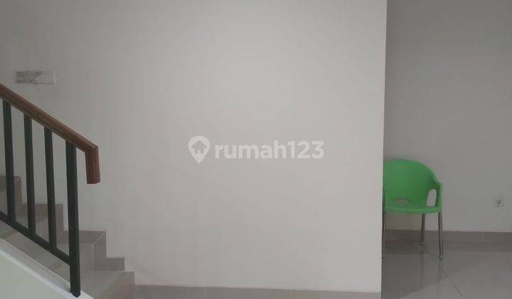 ruang keluarga rumah 2 lt semi furnished