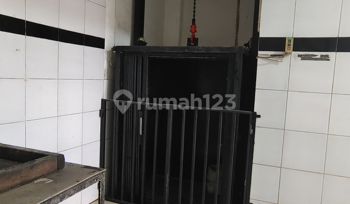 Ready-to-Use 4-Story Shop House in Gajah Mada/Glodok, 5x12 Width, HGB Title, with Cargo Lift 2