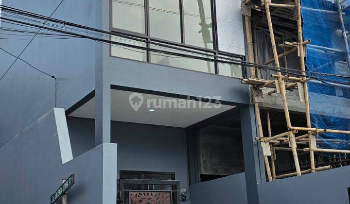 Rumah Minimalis Modern Semi Furniseh 3 Lantai + Rooftop Lokasi Strategis Akses Jalan 2 Mobil 1