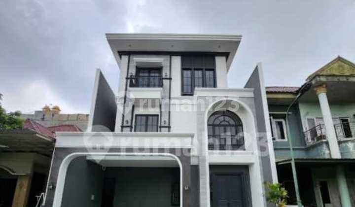 For Sale West Surabaya House in Citraland Villa Taman Gapura 2