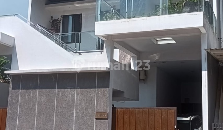 Dijual Rumah Modern 3.5 Lantai Hadap Timur Laut Di Taman Surya 3