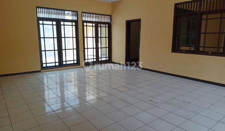 Disewakan rumah baguss LT 240m² (KT 3+1) di Taman Surya 1